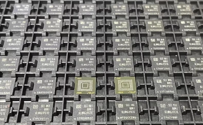 5pcs KLM4G1FETE-B041 4GB EMMC memory chips - Image 3 of 3