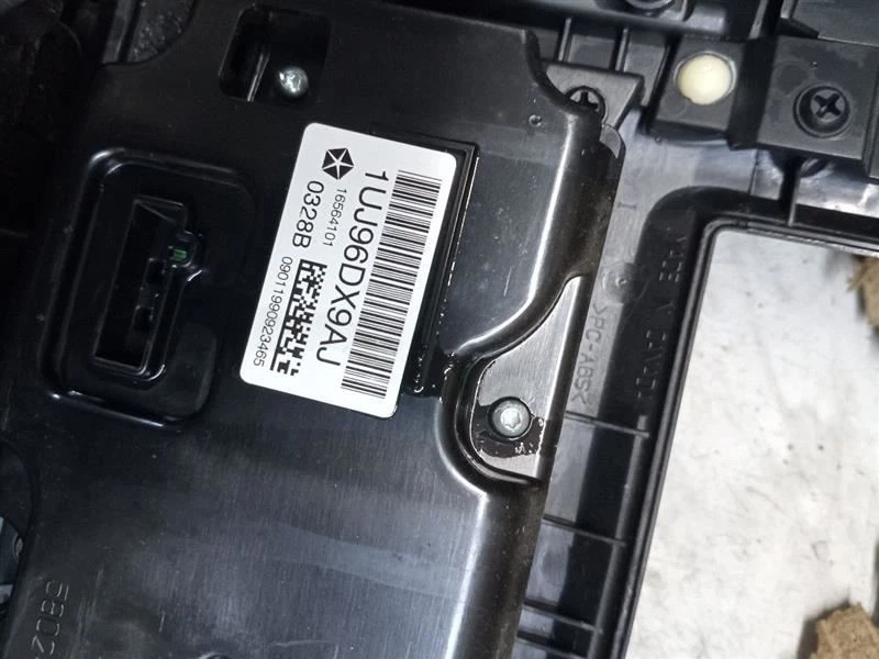 Dodge Ram 1500 2017-2021 control de temperatura CA con bisel de radio 1UJ96DX9AJ  Foto 4 de 4