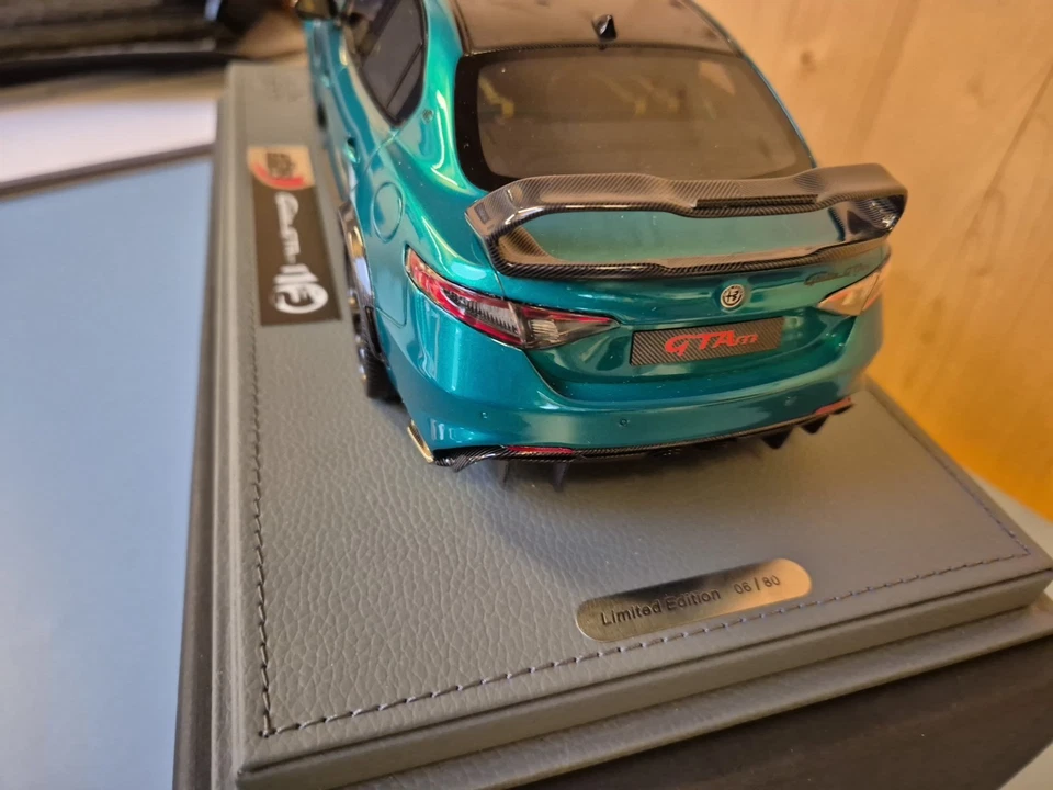 Alfa Romeo Giulia GTAM 1/18 (Verde Montreal) 1/18 BBR BBRC1852C2-21 - Photo 3/4