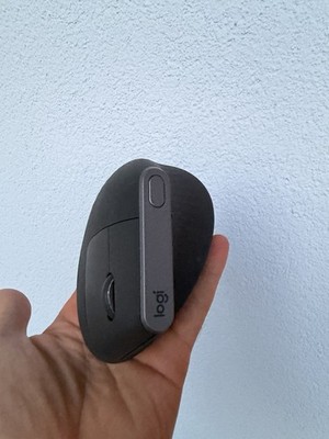 Logitech MX Vertical Kabellose Ergonomisch Maus - Schwarz (910-005448)