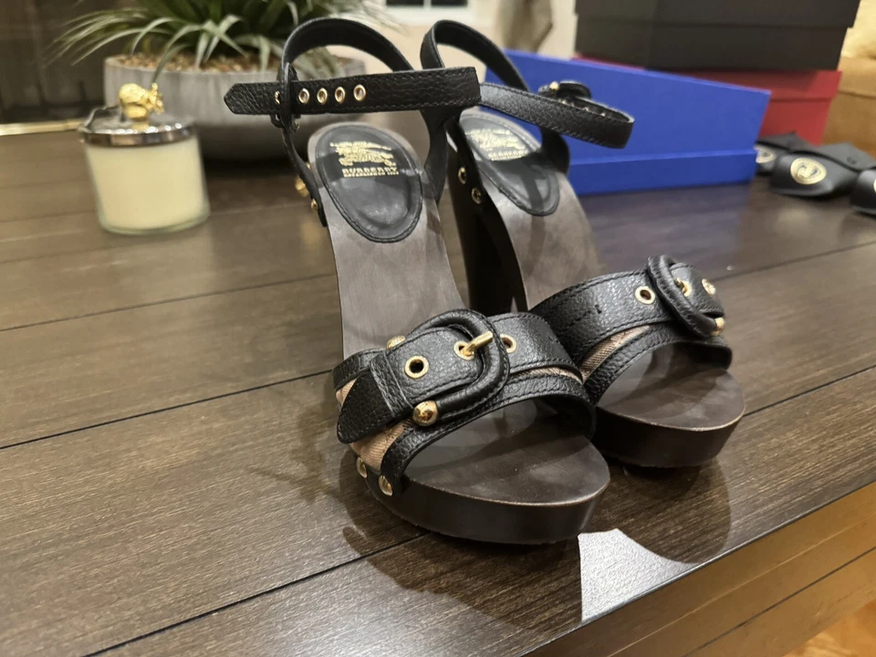 Tacones de madera Burberry para mujer Foto 3 de 4