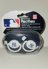 MLB NIB PACIFIERS - SET OF 2 - NEW YORK YANKEES - IN CASE