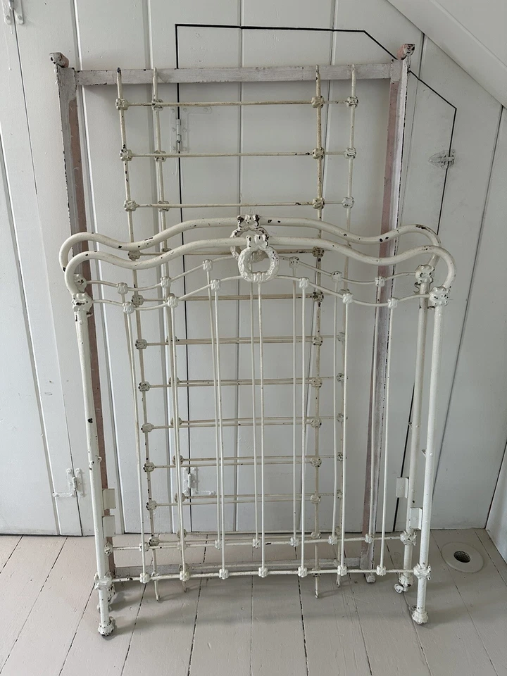 Berço de ferro antigo pintado de metal - Imagem 3 de 4