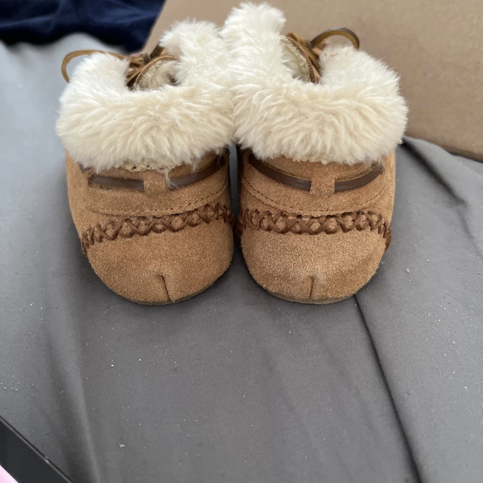 Zapatillas para mujer Minnetonka Cally estilo 4011, canela talla 5 Foto 3 de 4