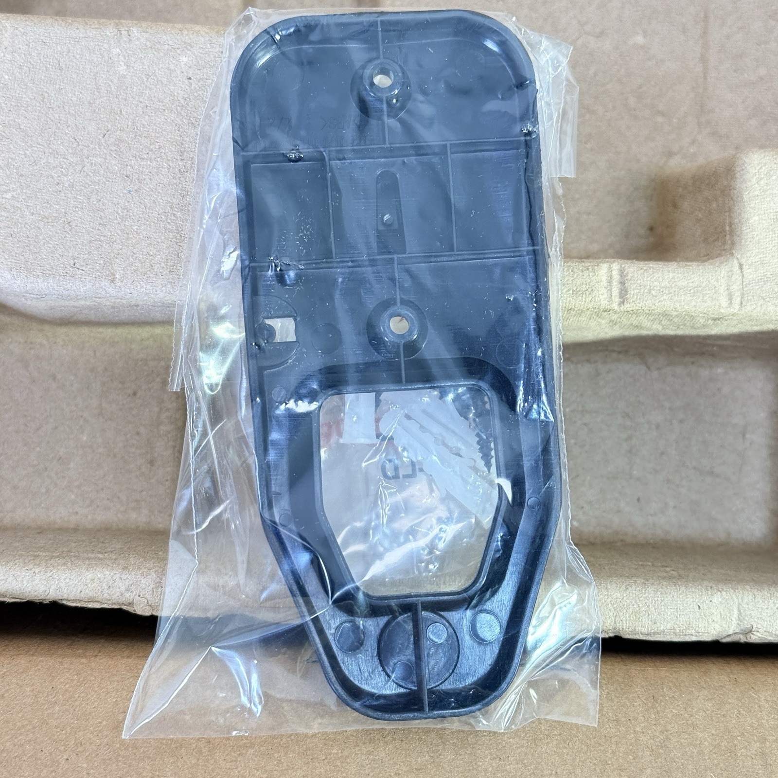 Amazon Basics Cordless Vacuum Cleaner for Carpet and Hardwood, 5 lbs, White