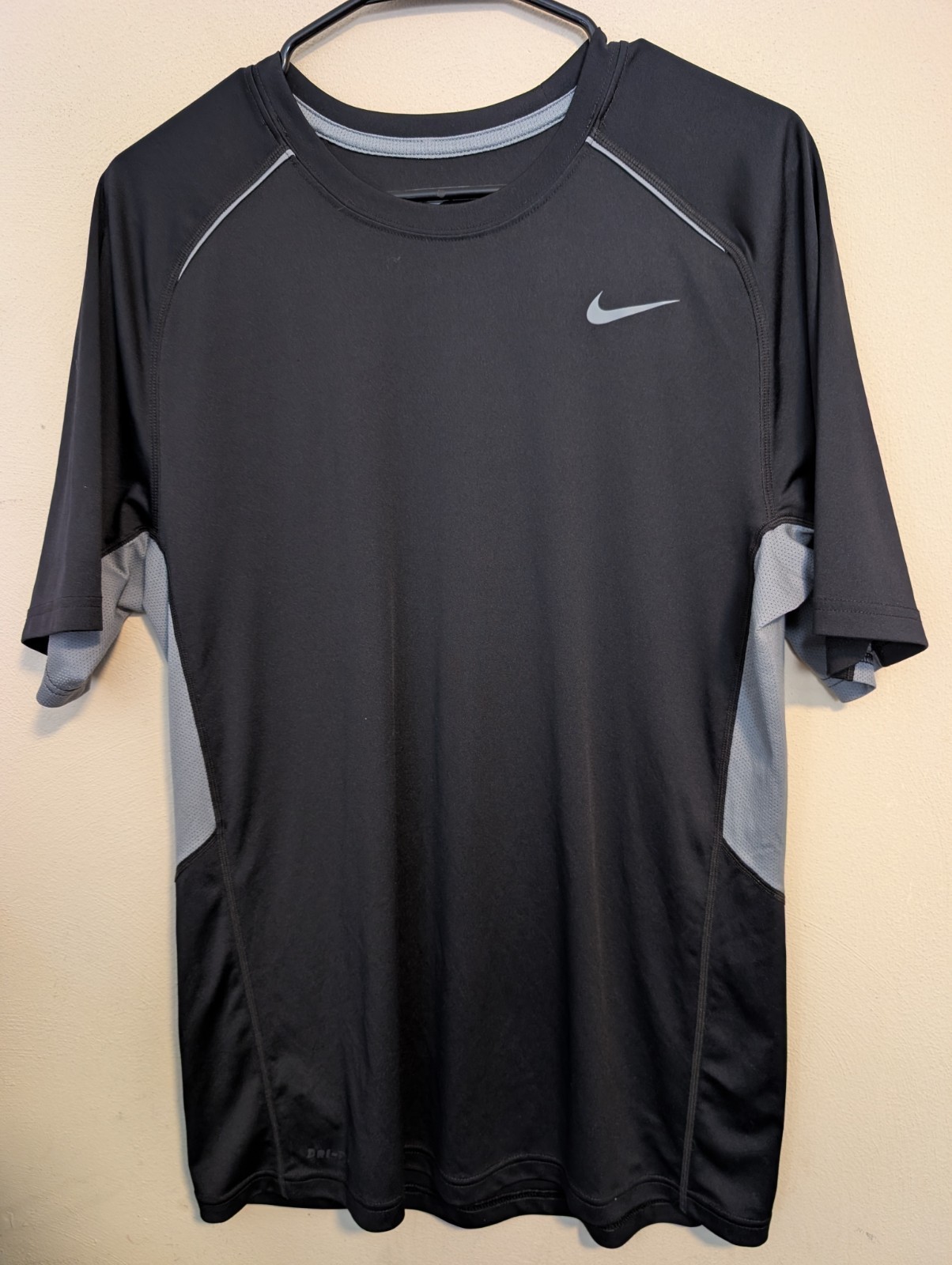 Nike Dri-Fit Men's MEDIUM Lightweight Training Running Shirt Black 519539