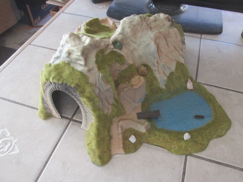 Noch NR 508 HO Curved Tunnel 15X16X8 Grass And Lake With Dock Nice + Grass Roll