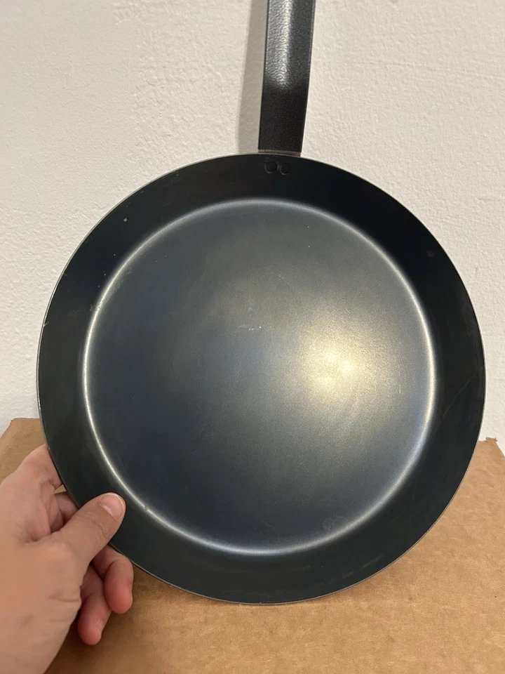 Sartén para crepé tortilla de acero al carbono mineral B De Buyer 9,5” tiene algunas manchas de óxido Foto 3 de 4