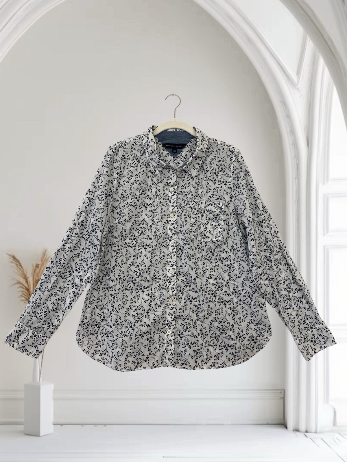 Tommy Hilfiger Women’s Navy Floral Button Front Top Size Large Lightweight
