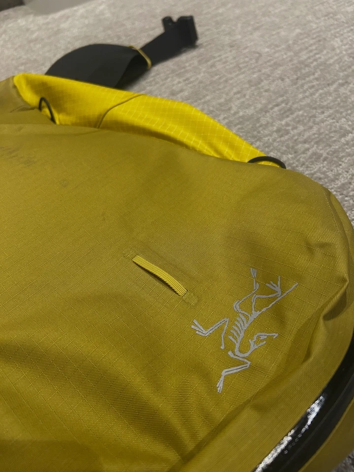 Mochila Arc'teryx Micon 16 en color amarillo mostaza/dorado.  Foto 4 de 4