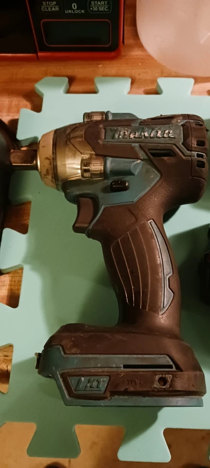 Makita 1/2" Drive Impact con 2 baterías y cargador Foto 3 de 4