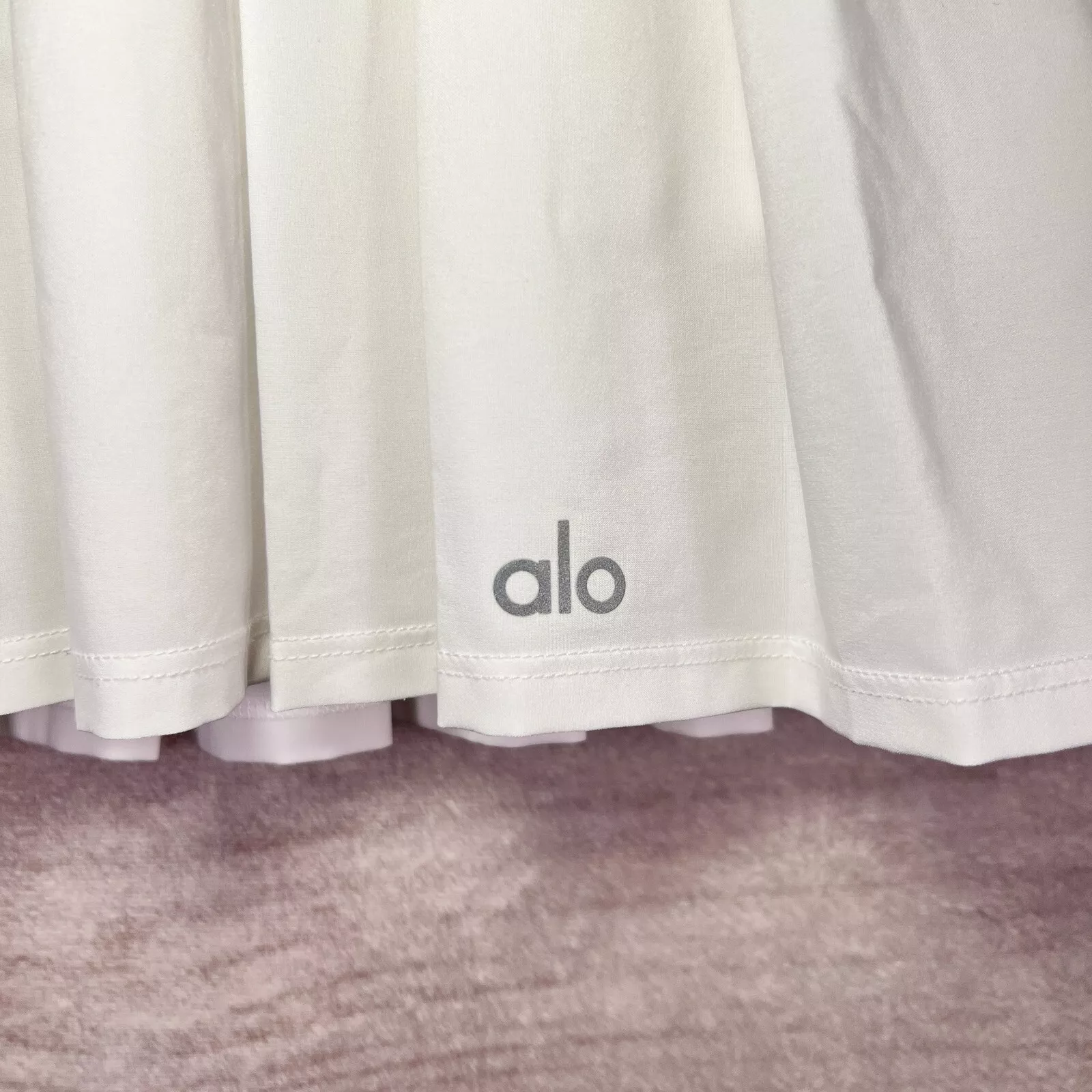 alo-yoga varsity tennis skort pull on pleated sports athleisure 