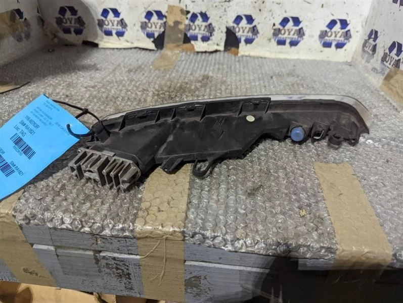 Passenger Corner/Park Light Fog-driving Base Fits 15-18 PORSCHE CAYENNE  - Image 2 of 4