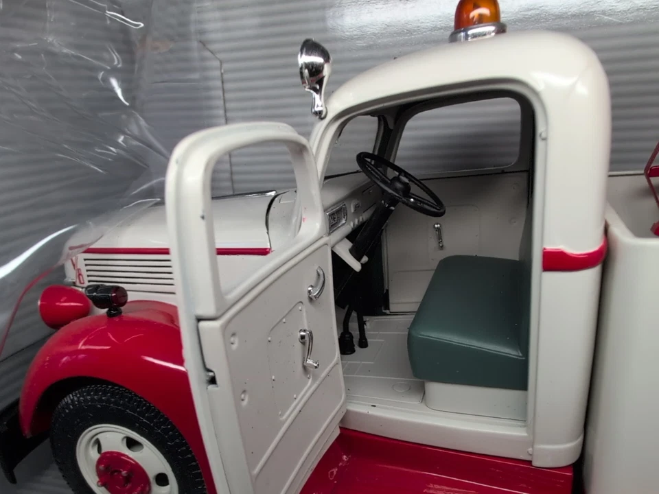 DCP Highway 61 1941 Ford Wrecker Service Truck Red/White #50344 1/16 - Image 4 of 4