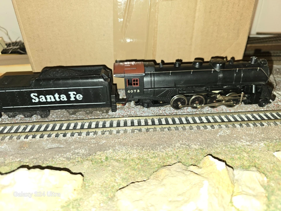 Tyco/Mantua Santa Fe 2-8-2 Mikado Locomotive - Image 3 of 4