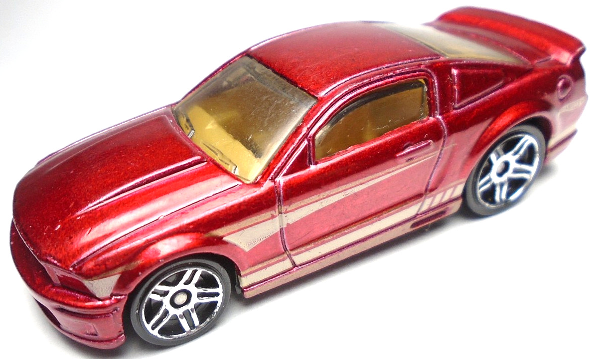 2013 HOT WHEELS HW CITY '07 FORD MUSTANG RED 1:64 DIECAST 2 7/8" CAR BEIGE / TAN