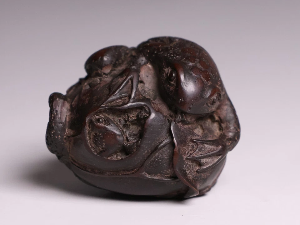 Rana y serpiente japonesa tallada en madera Netsuke 1,62 pulgadas Inro Ojime Meiji era siglo XIX Foto 3 de 4