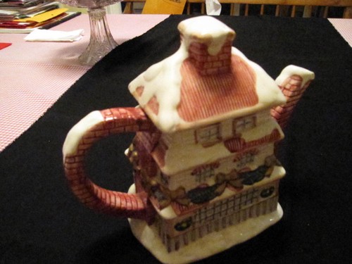 CHRISTMAS TEAPOT, DICKENS VILLAGE HOUSE, WINDSOR COLLECTION, VINTAGE - Picture 4 of 6