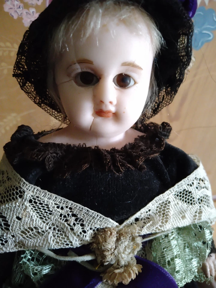 Poupée ancienne en cire - Photo 3/4