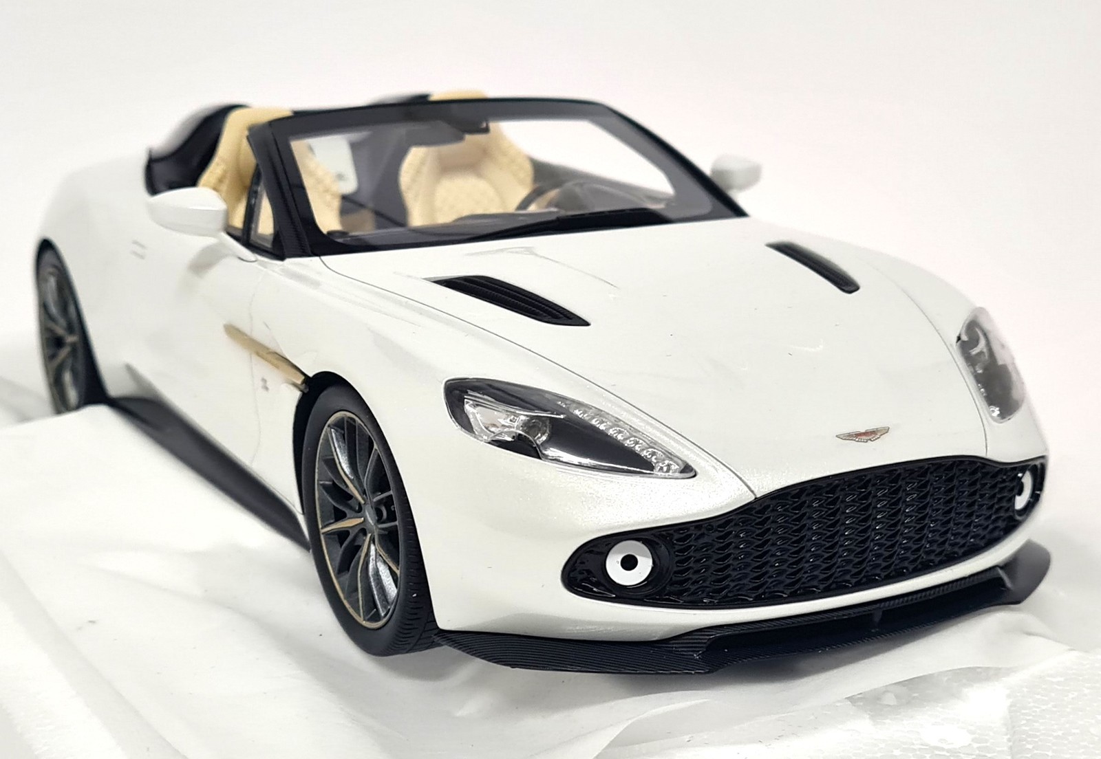 TopSpeed 1/18 Aston Martin Vanquish Zagato Speedster Escaping White Resin Car