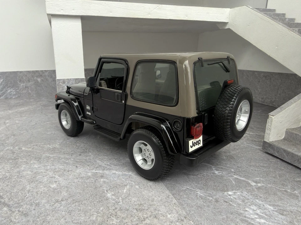 Jeep Wrangler 1/18 Maisto - Immagine 2 di 4