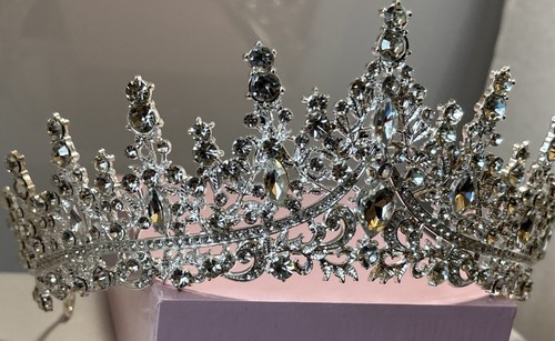 "Tiara de cristales tono transparente y plateado y bucles para pasadores Bobby de 2,5"" H 5,75"" de diámetro" - Imagen 7 de 23
