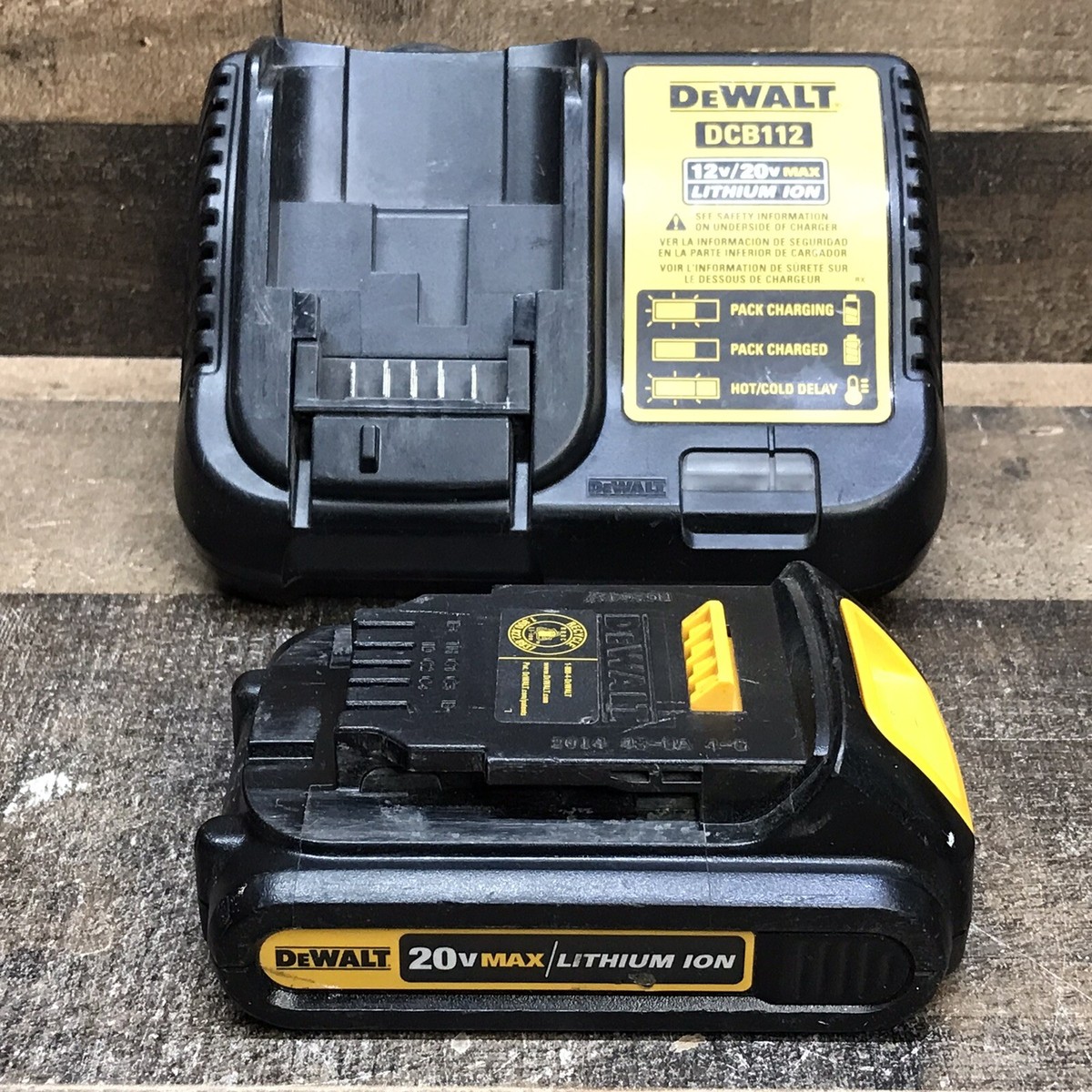 Dewalt DCB112 12V-20V Max Battery Charger w/ DCB201 20v MAX