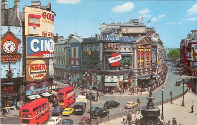 Postcard Piccadilly Circus London UK Clock Cigarettes Cinzano Max Factor 1950s