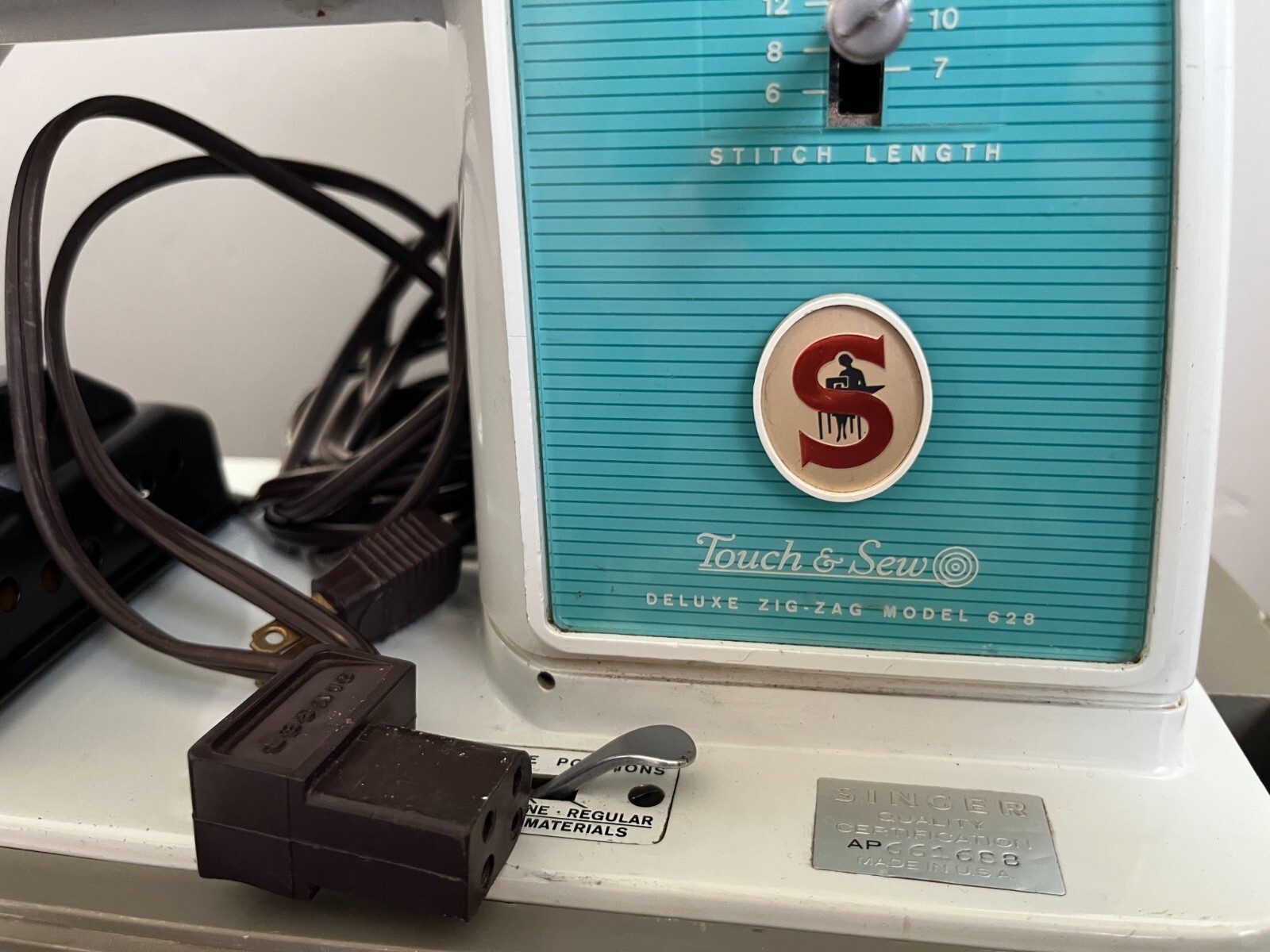 Singer Deluxe Zig Zag Model 628 Sewing Machine Touch and Sew w