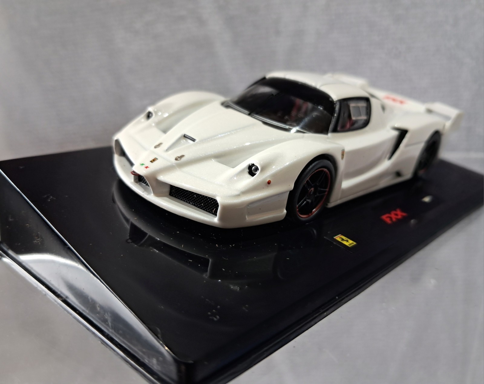 Ferrari FXX voiture miniature Hot Wheels Elite N5610 échelle 1/43 rouge de course
