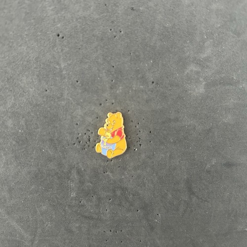 Mini spilla Disney's Winnie the Pooh and Honey Pot metallo smaltato tono oro