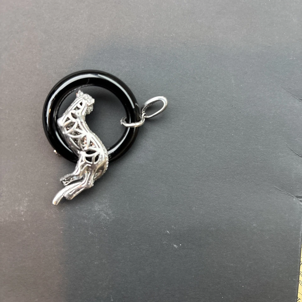 Colgante de plata de ley con joyas para gato sentado con piedras de circonita cúbica Foto 3 de 4