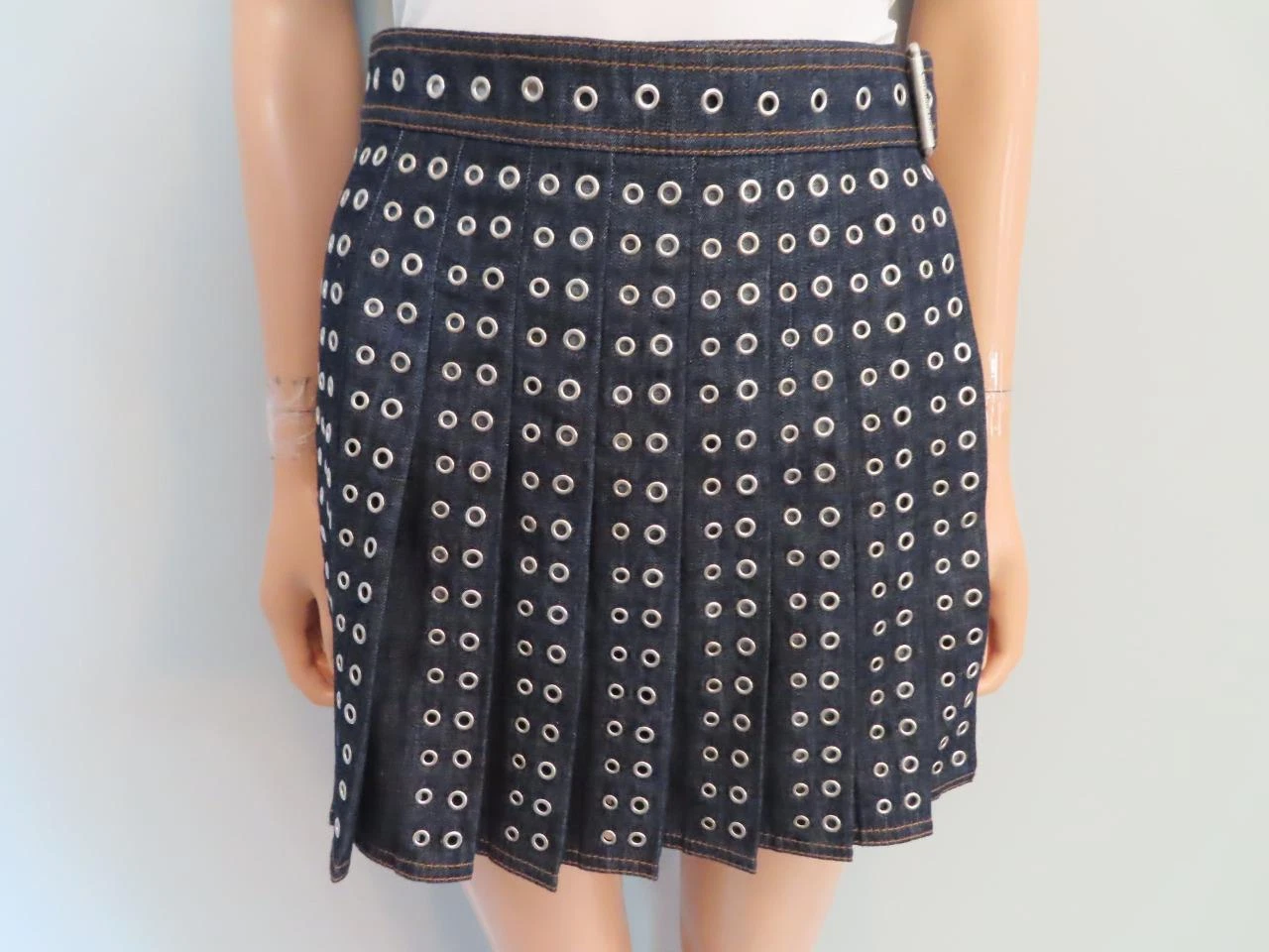 Mini jupe en denim bleu foncé détail Christian Dior taille F 36/US 4