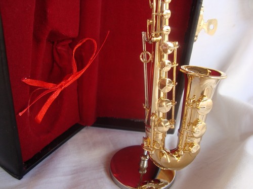 Saxophone Miniature 6" L With Stand Much Detail Great Music Gift Brand NEW - Picture 4 of 7