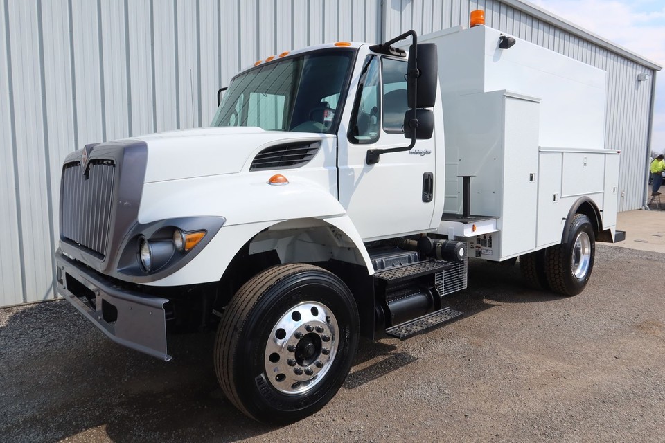 4400 DIESEL 11FT ENCLOSED WELDER GEN COMPRESSOR SERVICE TRUCK 52K