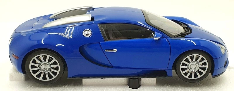 Minichamps 1/18 Scale Diecast 100 110821 Bugatti Veyron 2009 - Lgt Blue/DK blue - Image 4 of 4