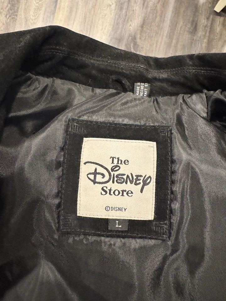 De Colección The Disney Store Eeyore Chaqueta de Cuero Gamuza Negra L Bordada Cremallera Frontal Foto 2 de 4
