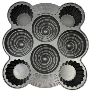 Wilton 3D Cupcake Baking Mold Muffin Pan 8 Cavity Heavy Duty