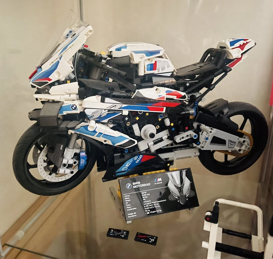 LEGO: Technic - BMW M 1000 RR (42130), foto 3 di 3