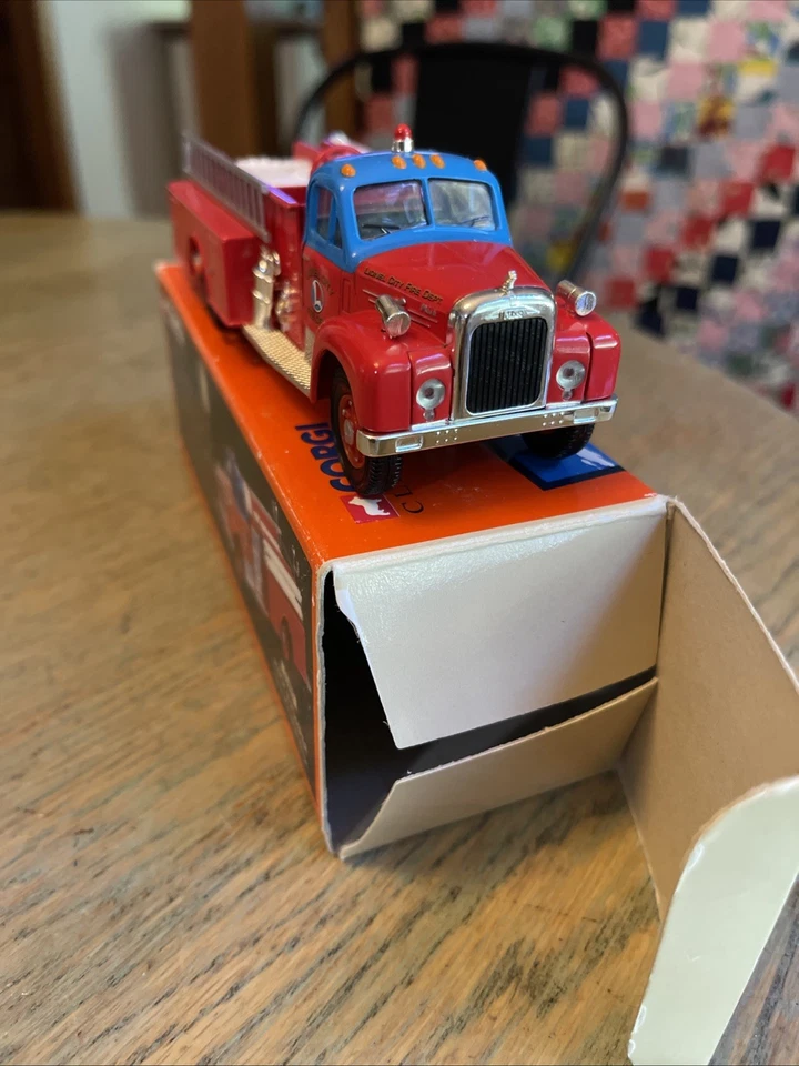 VTG Corgi 52402 Scale Lionel City Fire Dept Mack B Pump Diecast Replica Truck🔥 - Image 4 of 4