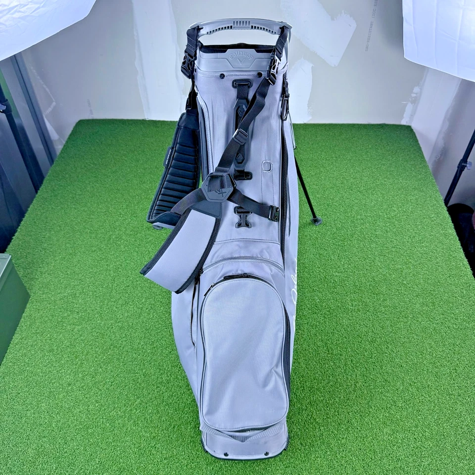 Bolsa de golf Callaway Fairway C con soporte de 4 vías Sea Island bordada gris liviana Foto 4 de 4