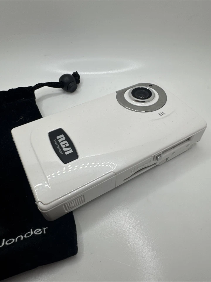 RCA Small Wonder Video Camcorder/Camera EZ201A White 1.5" Flip Screen PARTS ONLY - Image 2 of 4