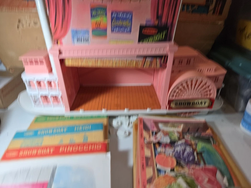 Vintage Anos 1960 REMCO SHOWBOAT PALCO DE BRINQUEDO, COMPLETO COM MANUAL Caixa É Ruim - Imagem 3 de 4