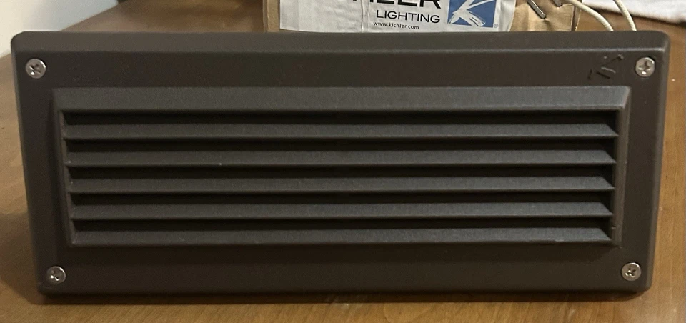 Luz de ladrillo con persianas Kichler 15073AZT 12V en bronce arquitectónico texturizado nueva Foto 2 de 4