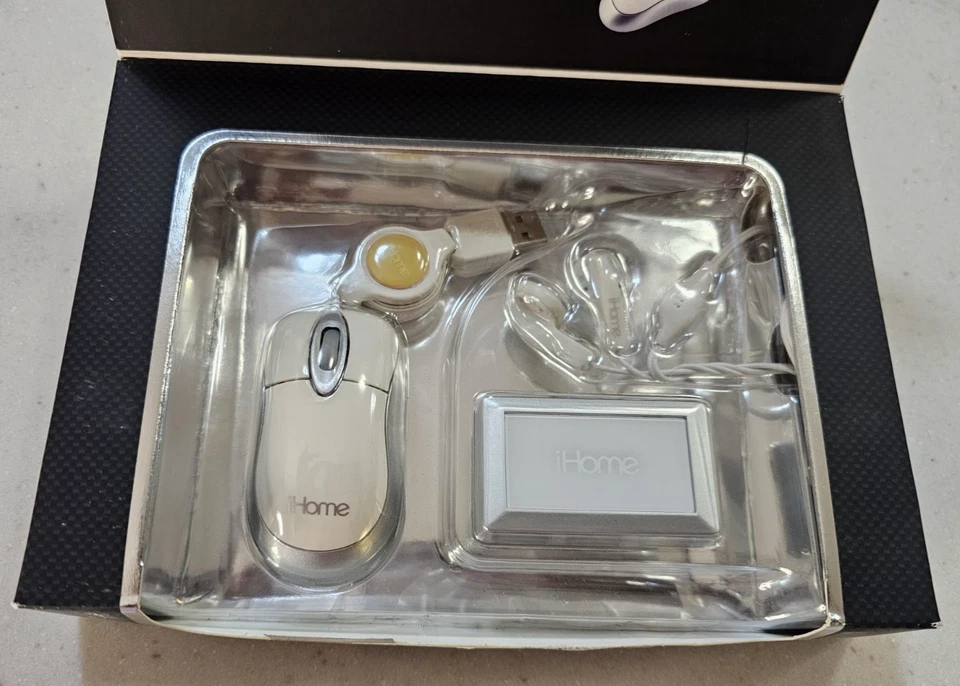 New 3-in-1 iHOME Netbook Accessory Wired Kit Built in Mic 4 USB Ports IH-B935NW - Image 4 of 4