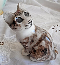 WINSTANLEY SIZE C TABBY & WHITE SITTING CAT, LOOKING BACKWARDS SIGN 9cm TALL