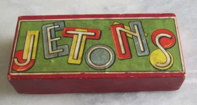 Ancienne boite en carton remplie de jetons en bois - Photo 1/3