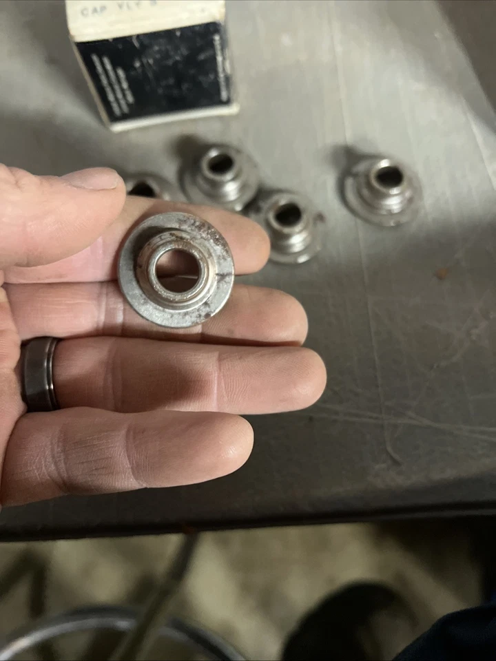 Quantidade (5) Tampas de mola de válvula Chevrolet Vega 3980281 NOS GM 71 72 73 74 75 - Imagem 3 de 3