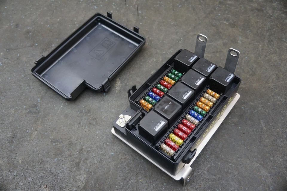 Conjunto de caja de fusibles trasera Ad43-14a073-ac OEM Aston Martin Rapide 2010 Foto 3 de 4