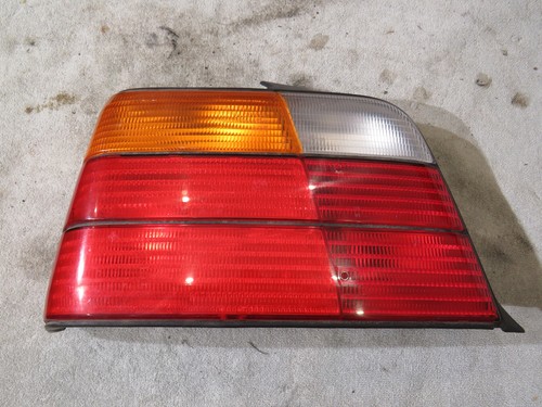 BMW E36 Limousine links Rücklicht Rückleuchte 1387045